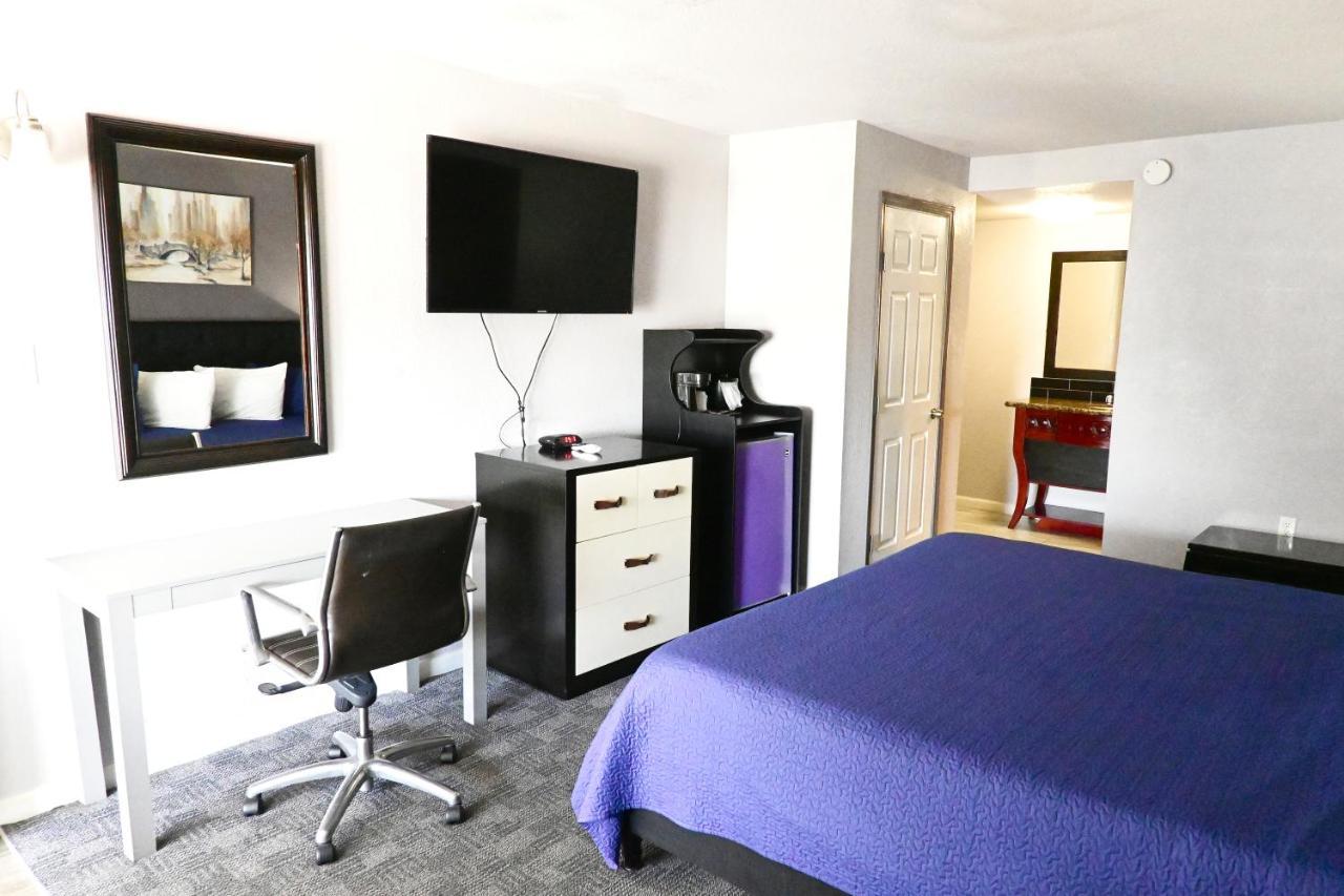 R Nite Star And -home Of The Cowboys & Rangers Hotel 3*