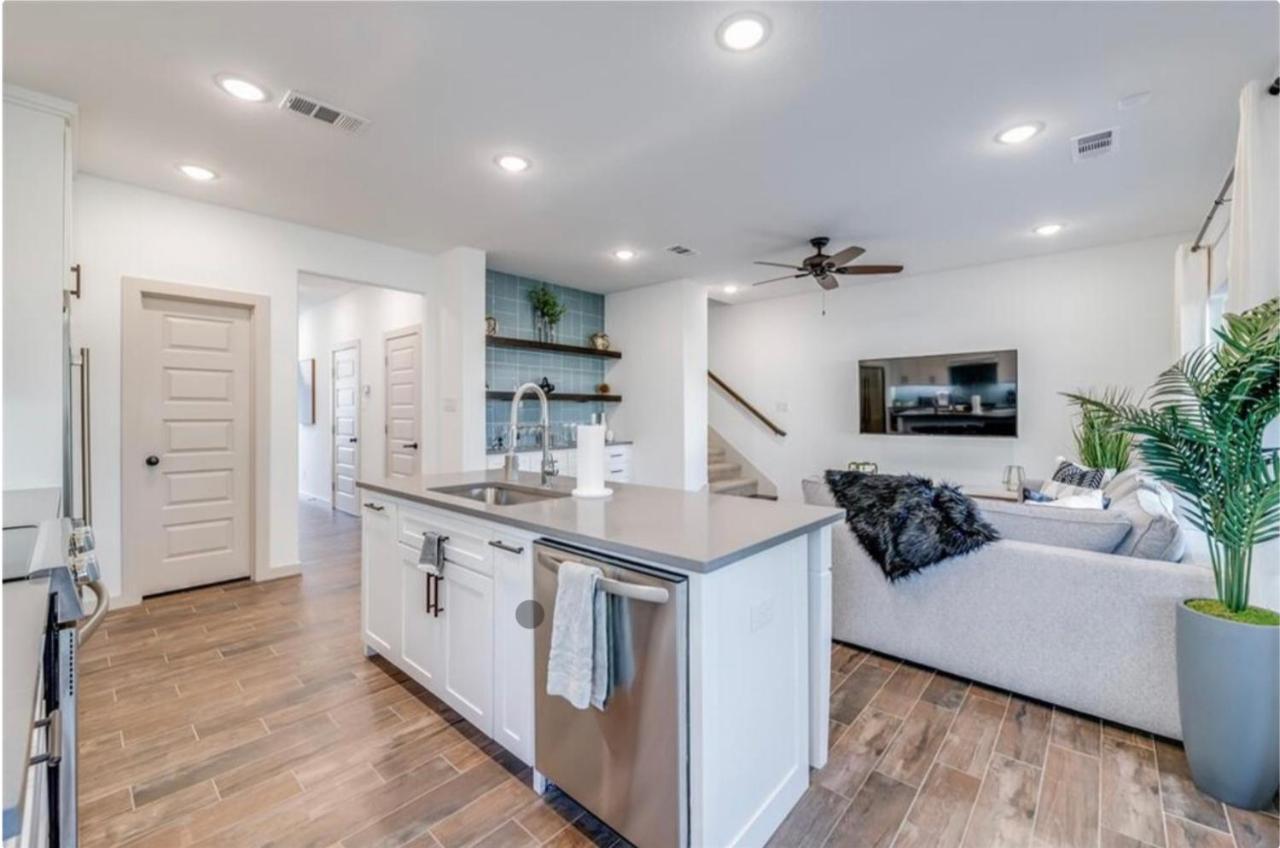 Stylish Townhome Near At&t Stadium, Globe Life, Six Flags & *
