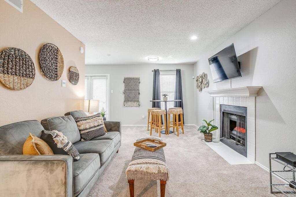 Apartment King Bed Wifi Washer Dryer 4k Tvs Pets Allowed *