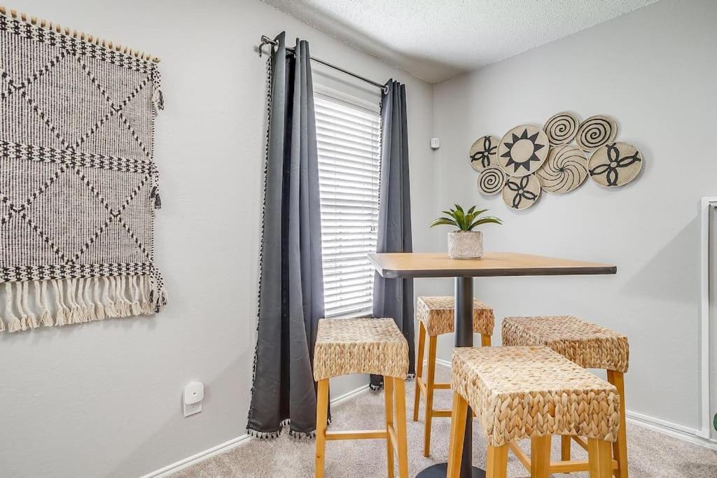Apartment King Bed Wifi Washer Dryer 4k Tvs Pets Allowed