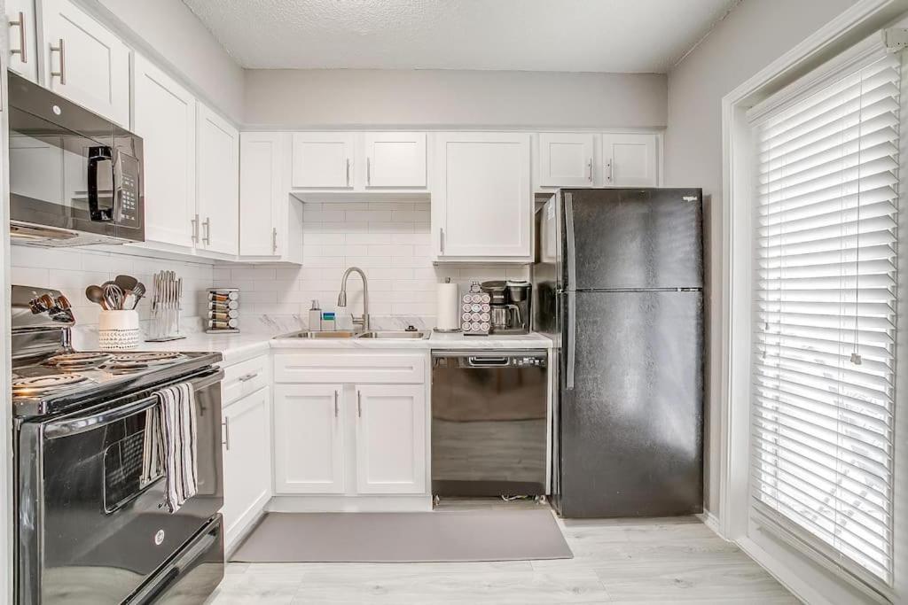 Apartment King Bed Wifi Washer Dryer 4k Tvs Pets Allowed *