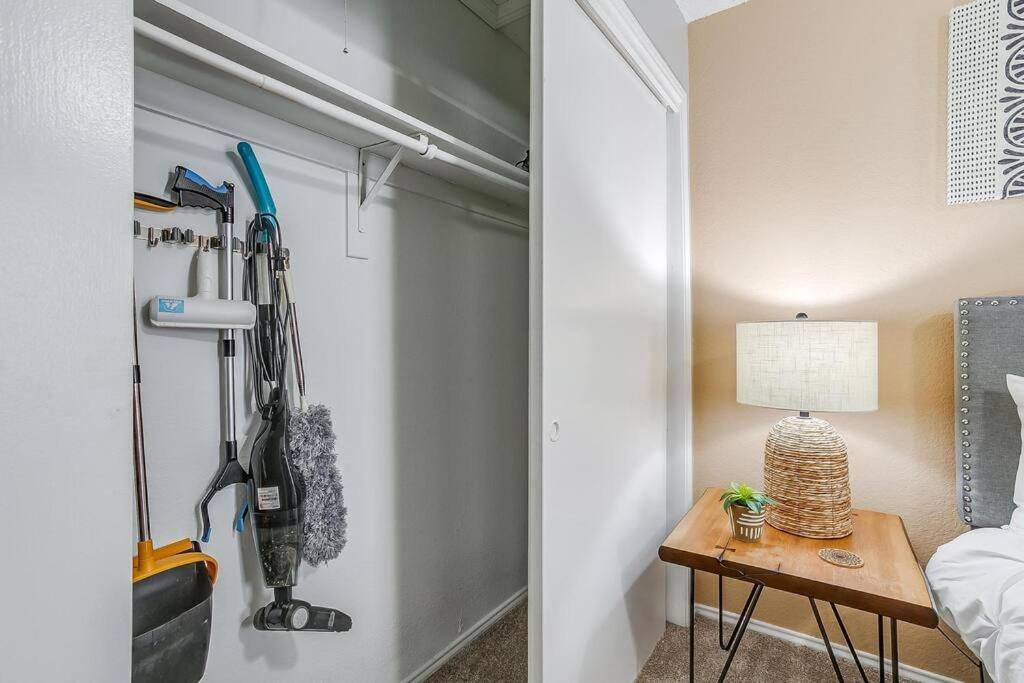 Apartment King Bed Wifi Washer Dryer 4k Tvs Pets Allowed *