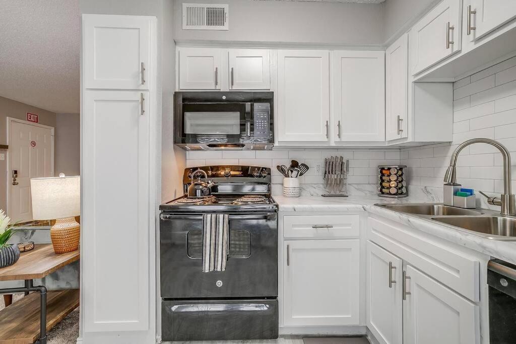 King Bed Wifi Washer Dryer 4k Tvs Pets Allowed Apartment Arlington