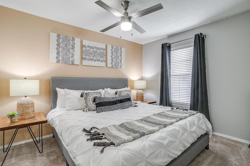King Bed Wifi Washer Dryer 4k Tvs Pets Allowed Apartment Arlington