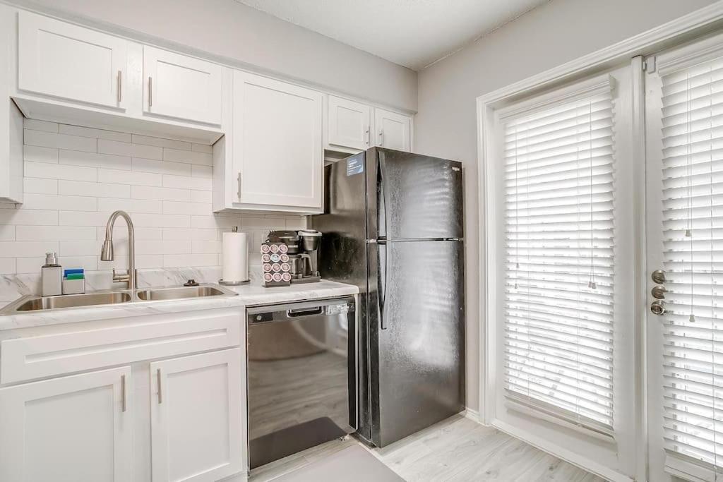 Apartment King Bed Wifi Washer Dryer 4k Tvs Pets Allowed