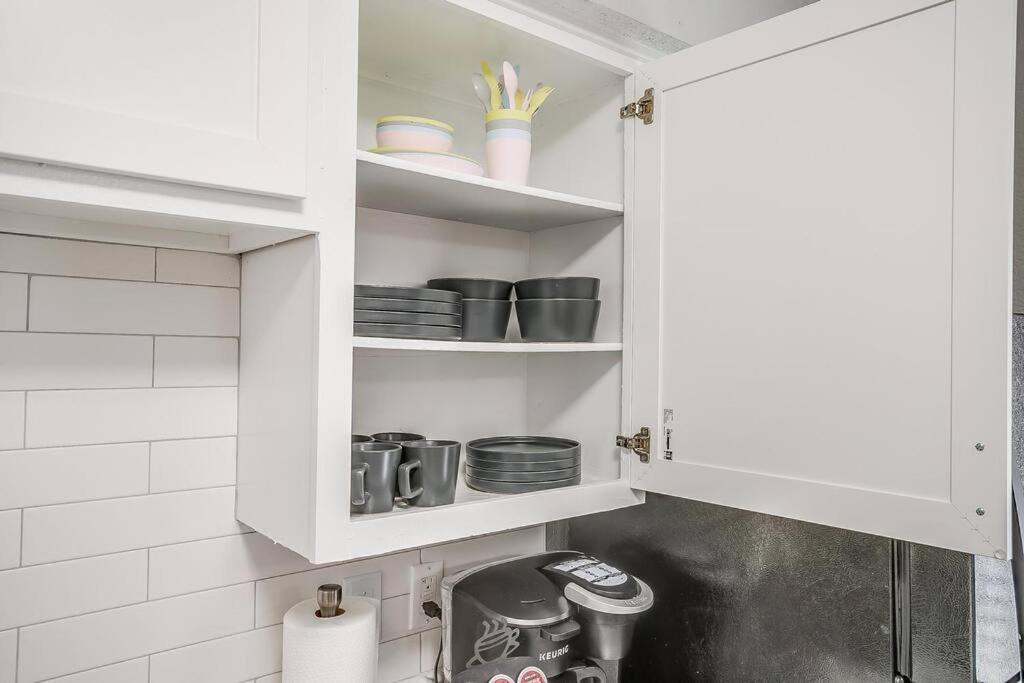 Apartment King Bed Wifi Washer Dryer 4k Tvs Pets Allowed Arlington