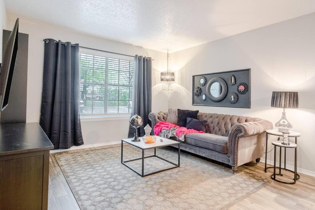 Stylish 1br Steps Away From At&t Stadium Apartment