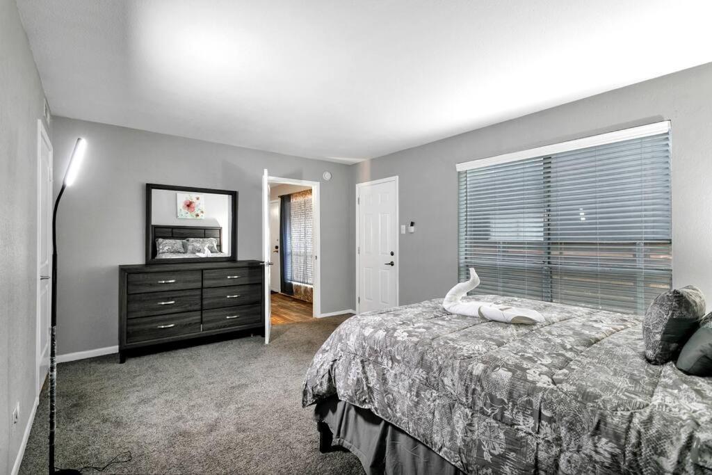 Chic 3br Apt Near At&t Stadium With Pool + Parking
