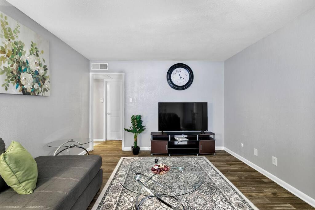Apartment Chic 3br Apt Near At&t Stadium With Pool + Parking Arlington