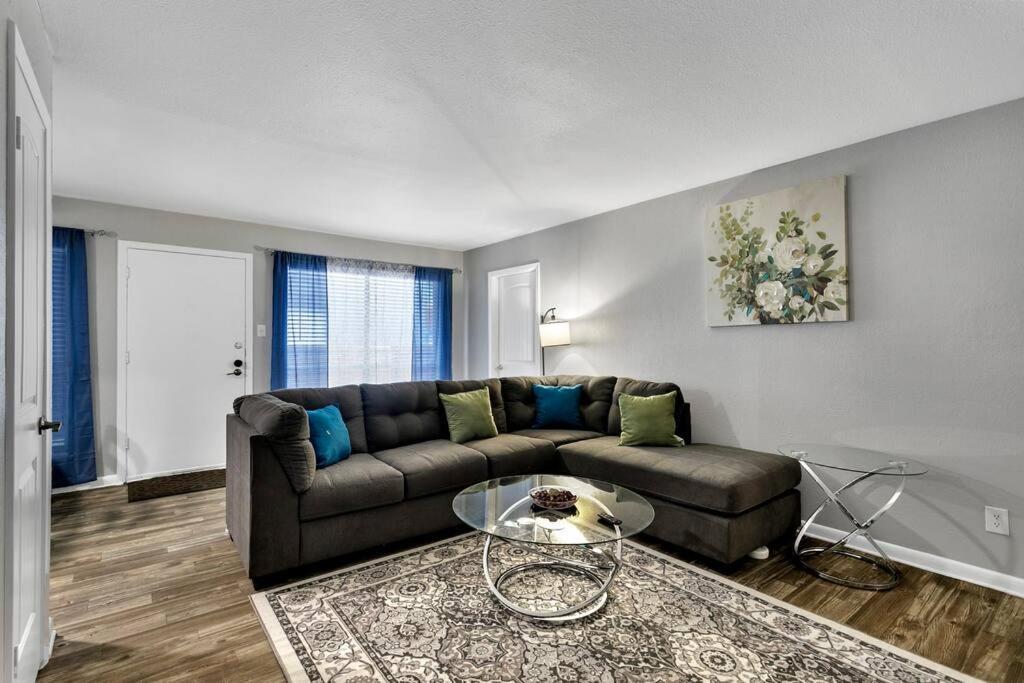 Chic 3br Apt Near At&t Stadium With Pool + Parking Apartment *