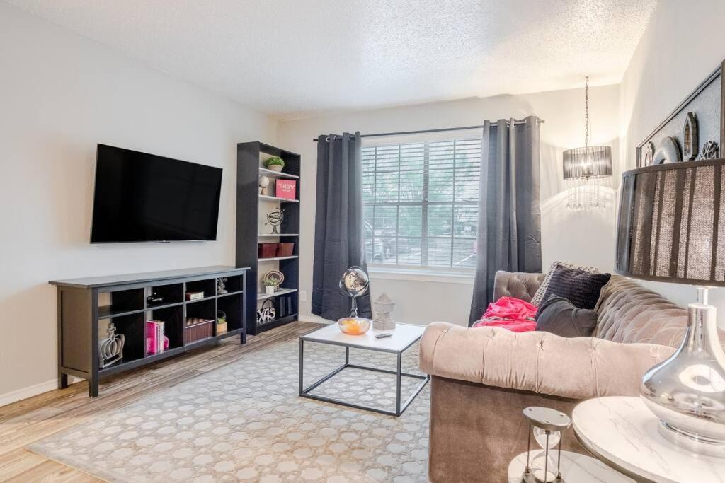 Stylish 1br Steps Away From At&t Stadium Apartment *