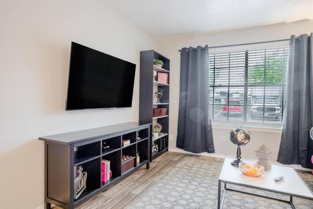 Stylish 1br Steps Away From At&t Stadium Apartment