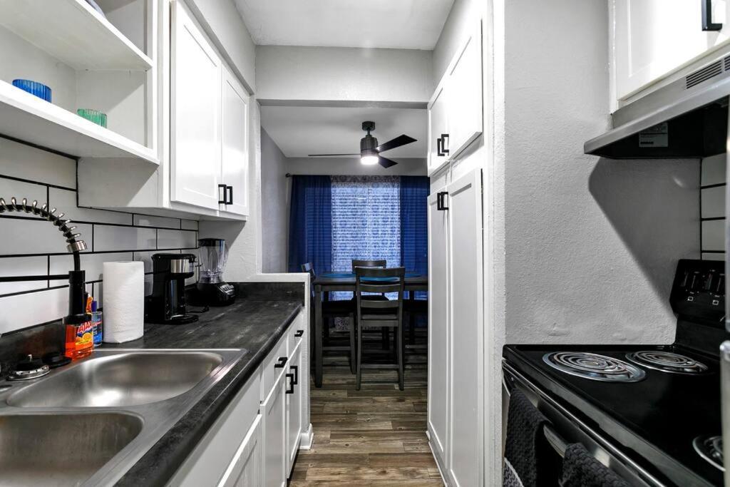 Chic 3br Apt Near At&t Stadium With Pool + Parking Arlington