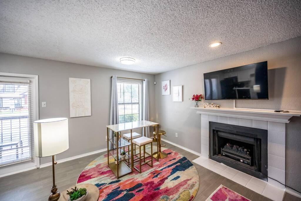 Entire Place Wi-fi Washer Dryer 4ktv Pets Allowed #615 Apartment Arlington