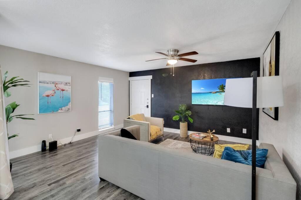 Modern Cozy Retreat! Your Home away from home * Arlington