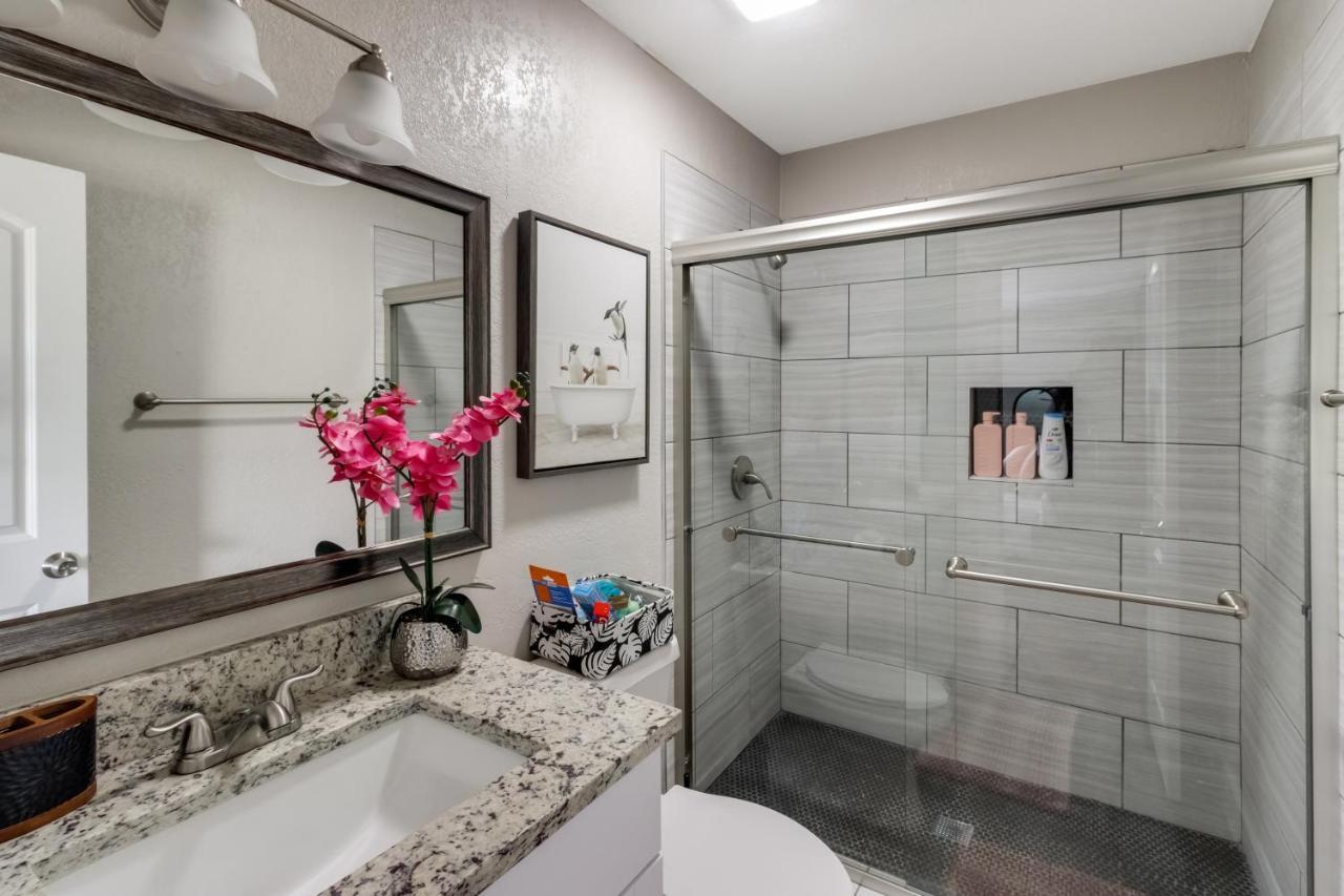 Modern Cozy Retreat! Your Home away from home Arlington
