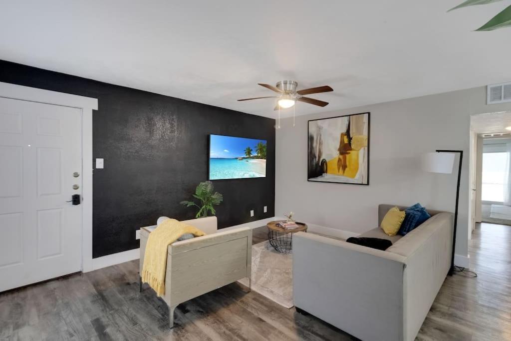 Modern Cozy Retreat! Your Home away from home Apartment