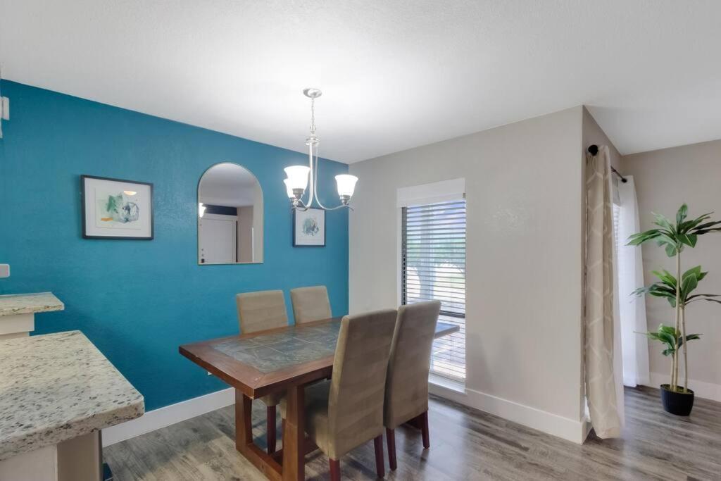 Apartment Modern Cozy Retreat! Your Home away from home *
