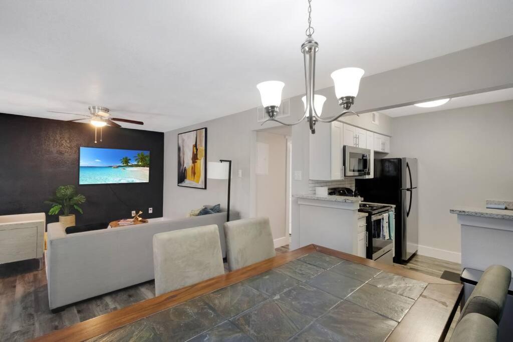 Apartment Modern Cozy Retreat! Your Home away from home *