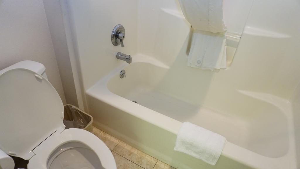 Hotel Baymont By Wyndham At Six Flags Dr Arlington