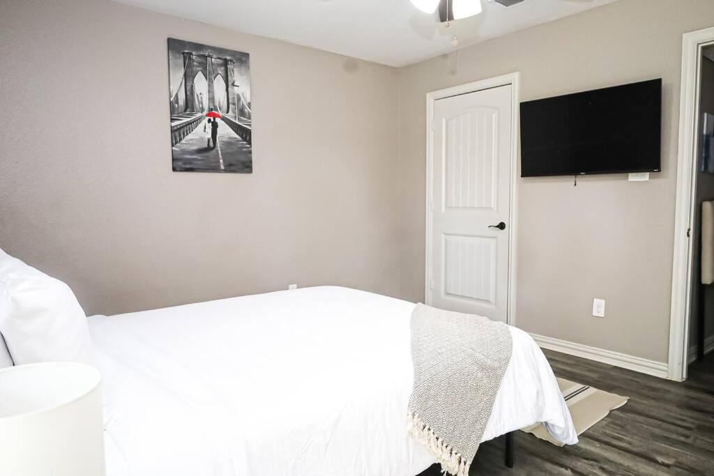 Comfy Two-bedroom In Apartment *