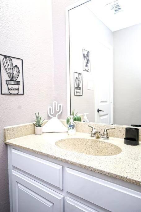 Comfy Two-bedroom In Apartment *