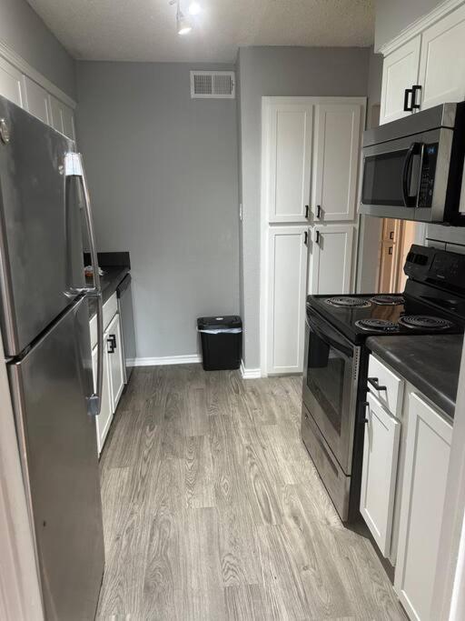 Apartment Walk To At&t Stadium! Free Parking On Premises