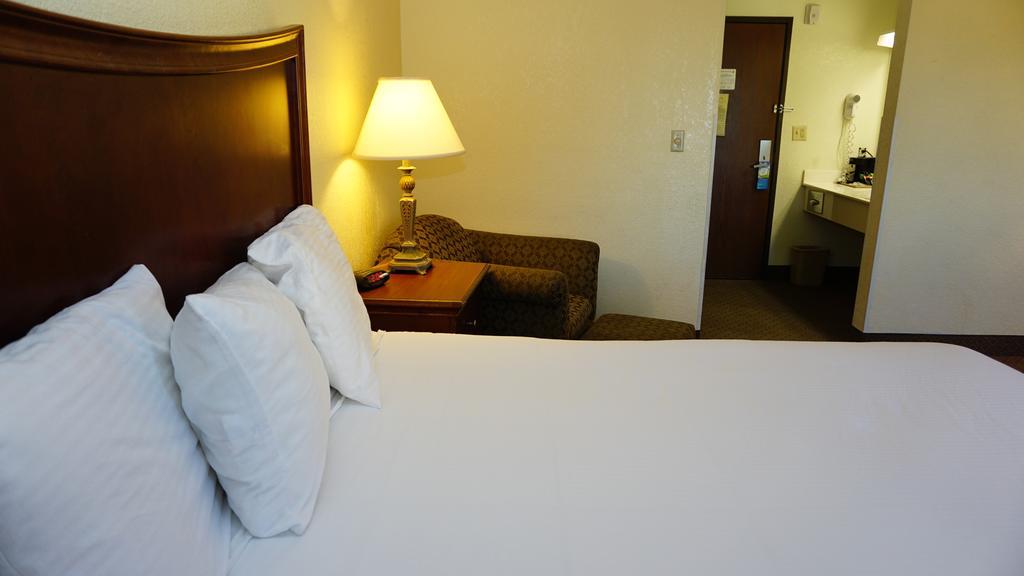 Baymont By Wyndham At Six Flags Dr