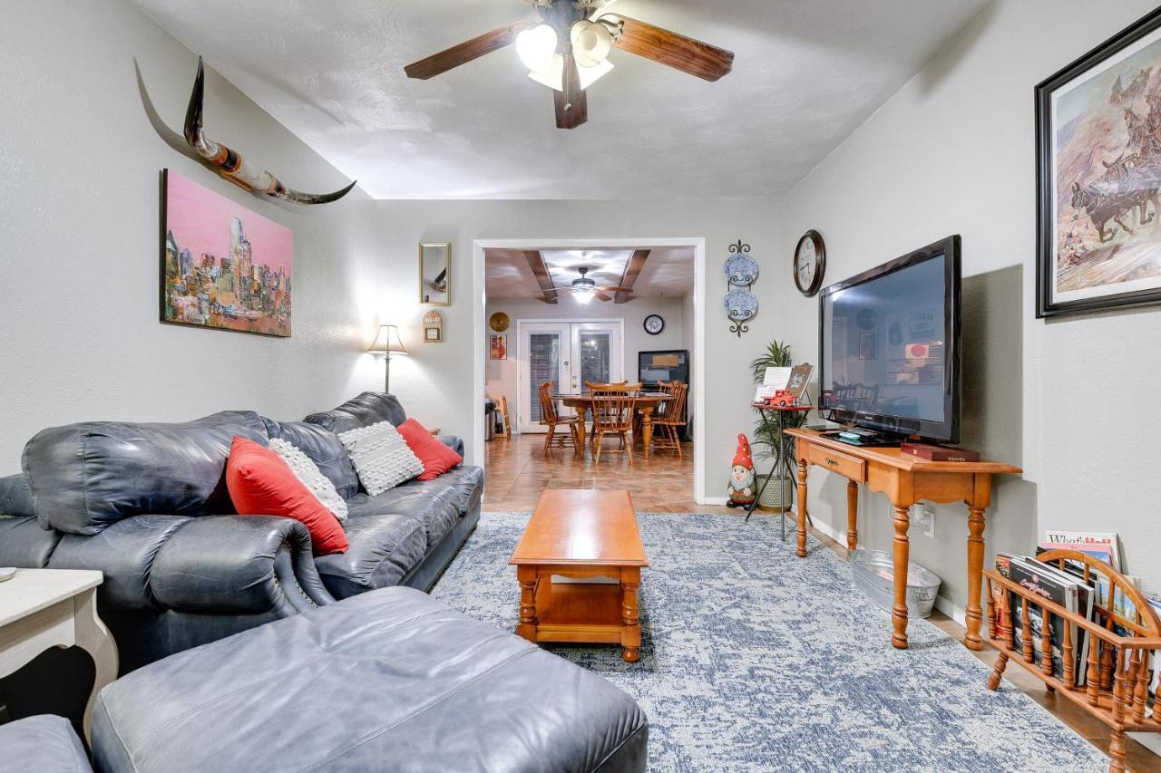 With Patio, Walk To Atandt Stadium! Arlington