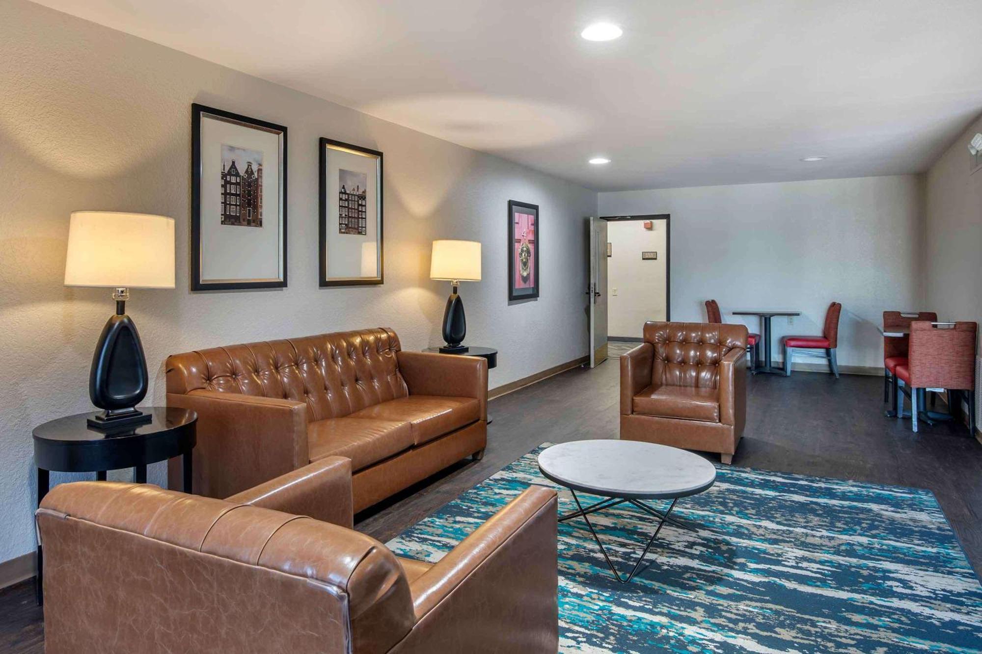 Extended America - - Six Flags Hotel