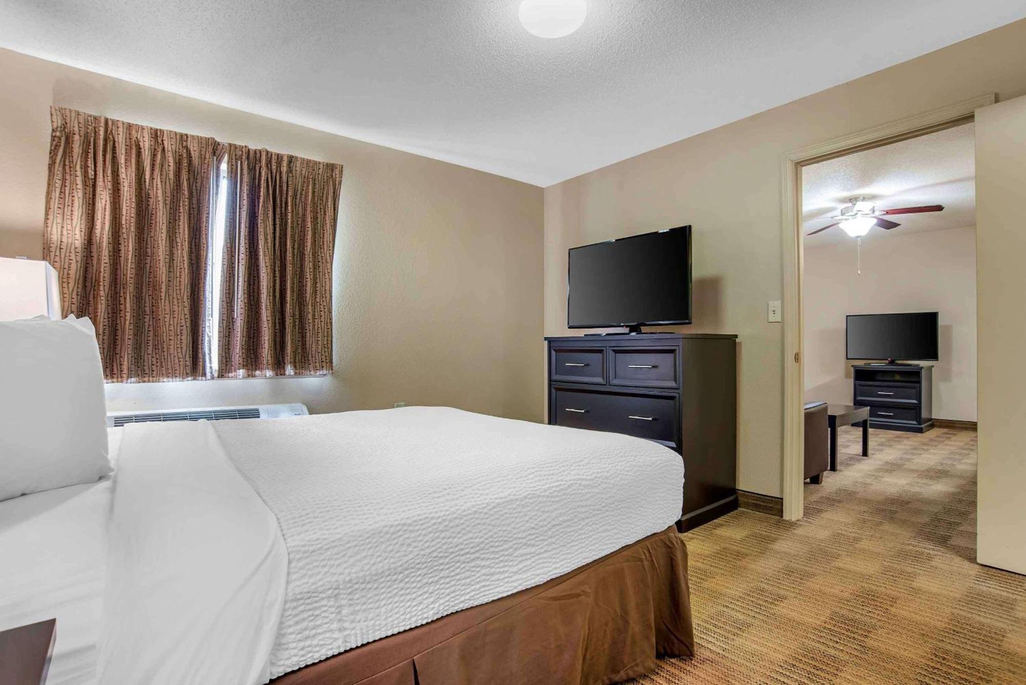 Extended America - - Six Flags Hotel