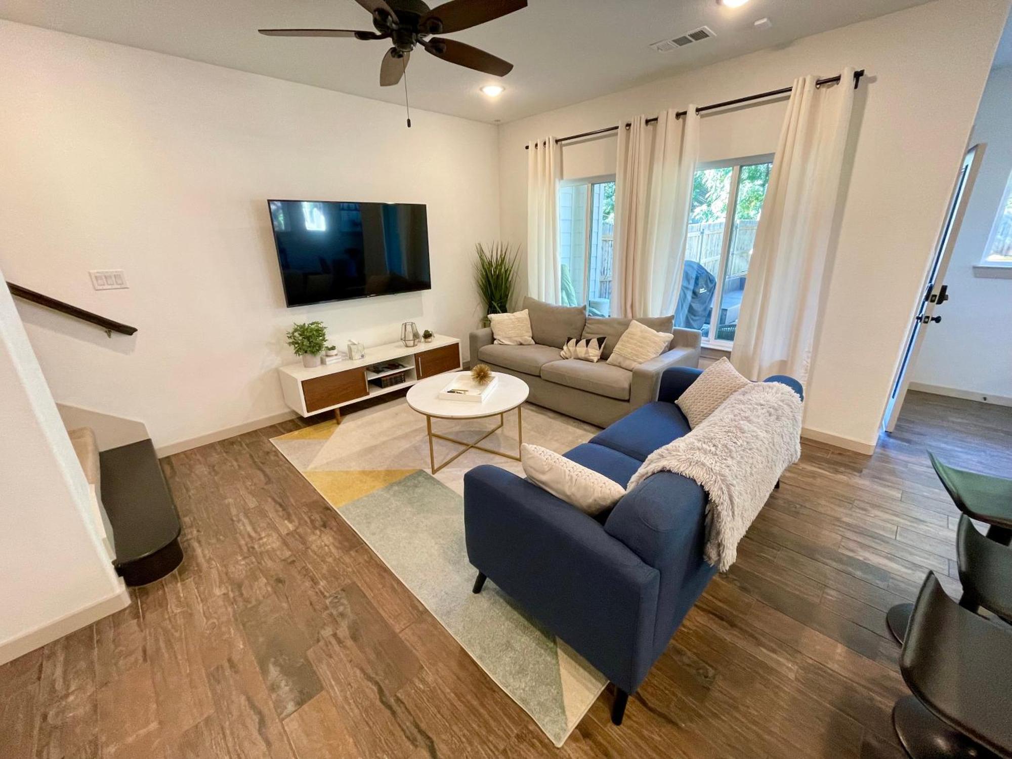 Stylish Townhome Near At&t Stadium, Globe Life, Six Flags &