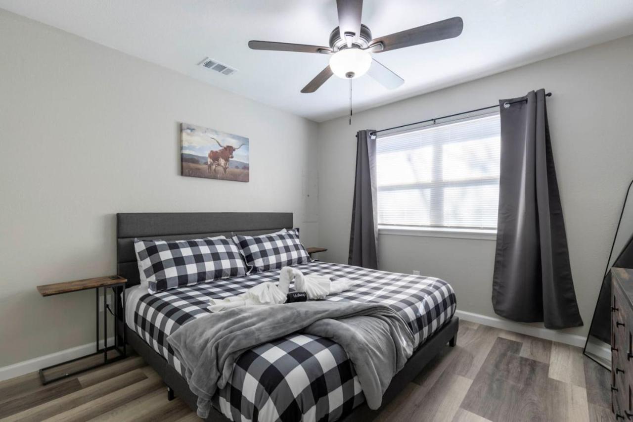 Lux Modern Getaway With Att Stadium Views And King Bed Holiday home Arlington