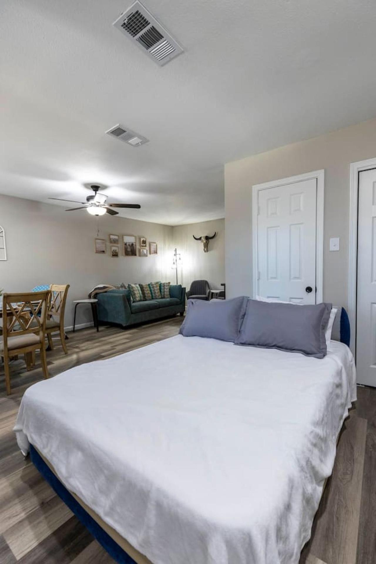 Lux Modern Getaway With Att Stadium Views And King Bed Holiday home