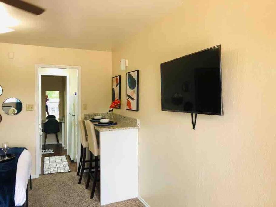 Apartment Cowboys Chic Studio: 3 Miles To At&t Stadium *