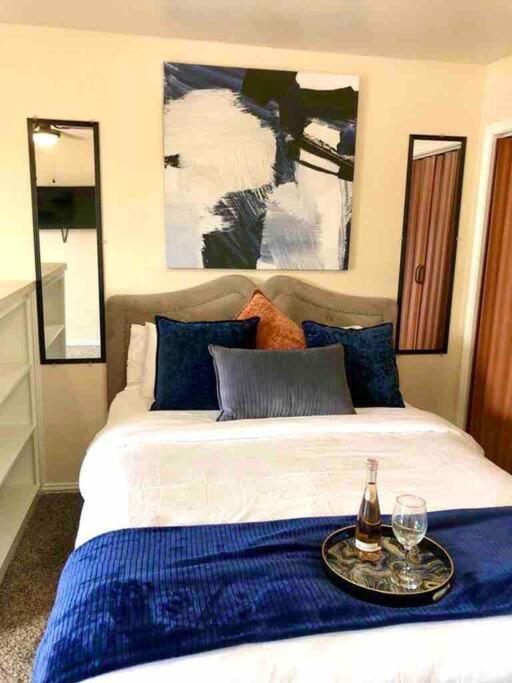 Apartment Cowboys Chic Studio: 3 Miles To At&t Stadium *