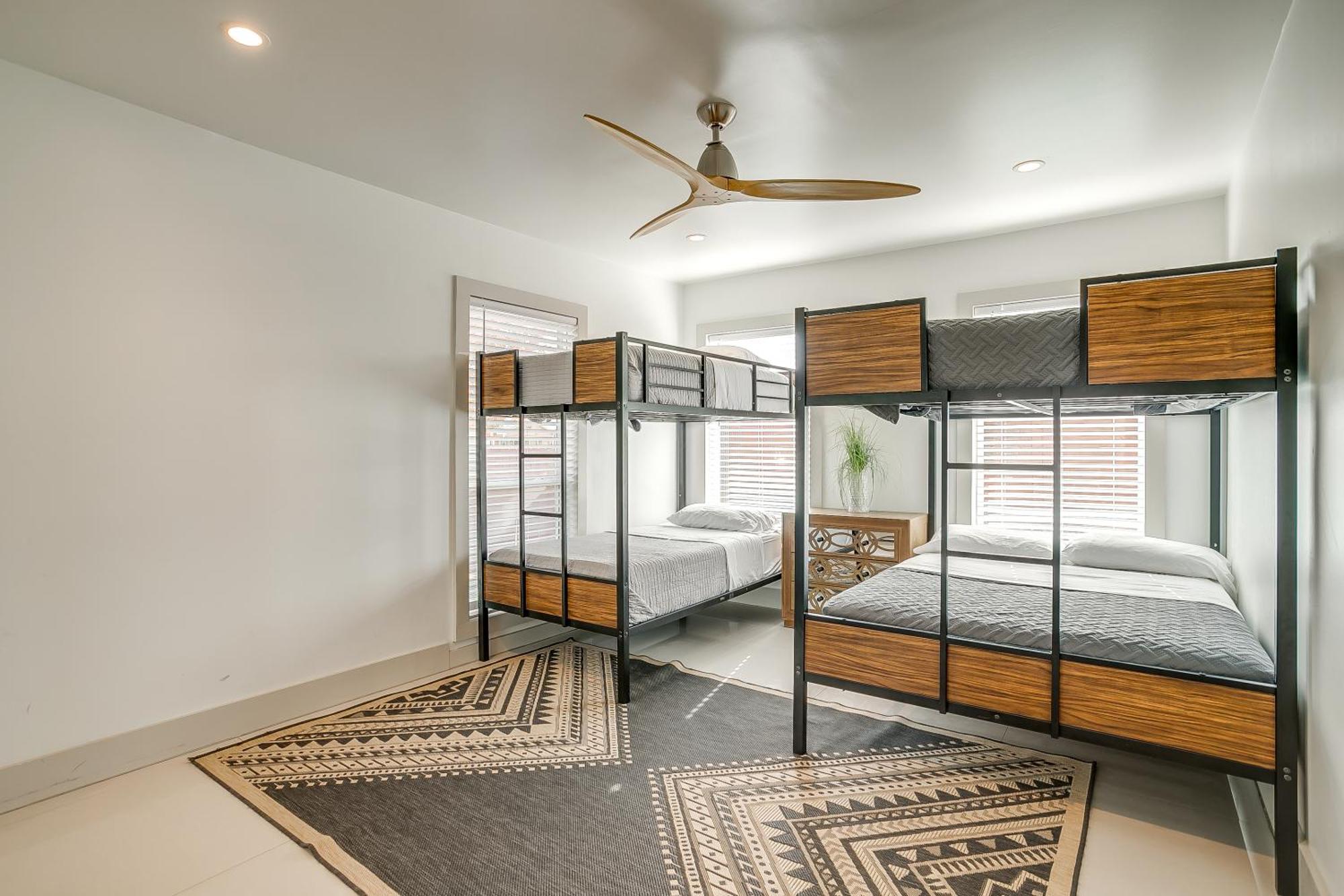 Holiday home Pickleball Court - Walk To At&t Stadium, Globe Life, Six Flags, Texas Live! & Arlington