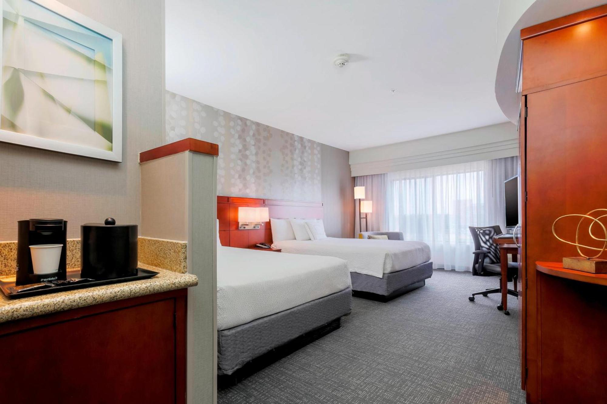 Courtyard By Marriott Dallas South