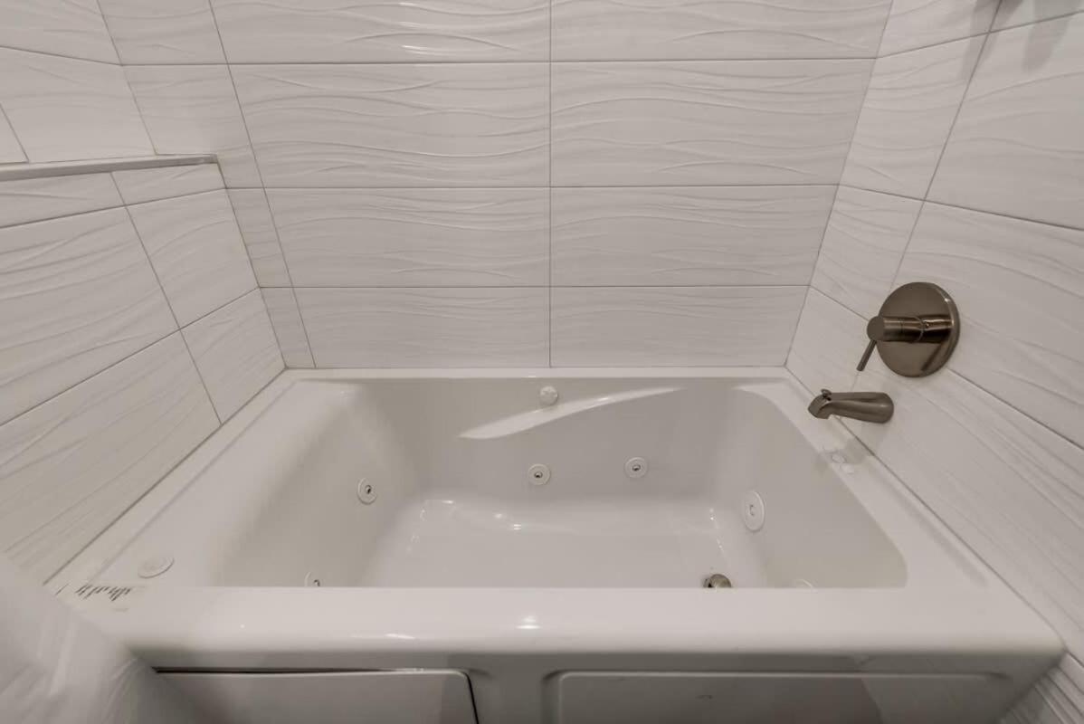 Luxury W Hot Tub Near At&t Stadium