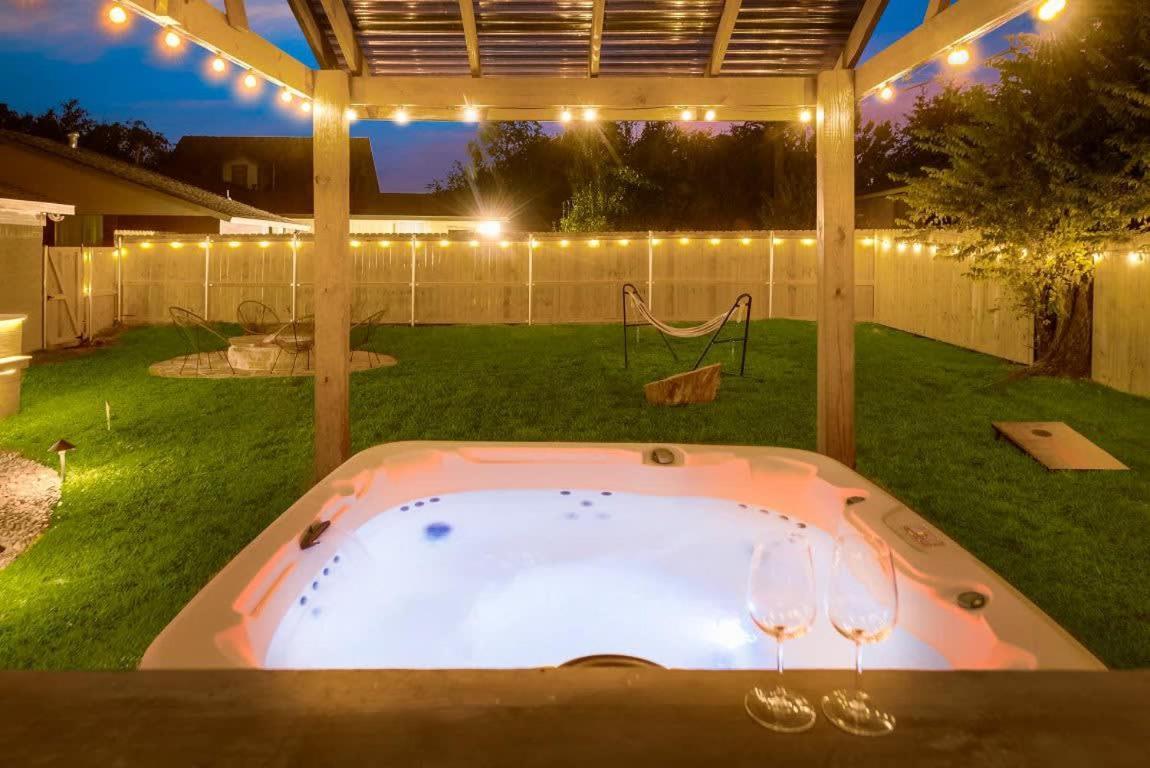 Luxury W Hot Tub Near At&t Stadium