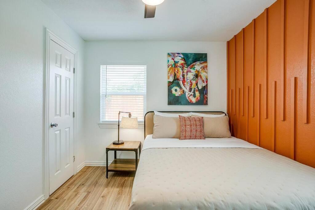 Mini Golf! Walk To At&t Stadium & Globe Life Holiday home *