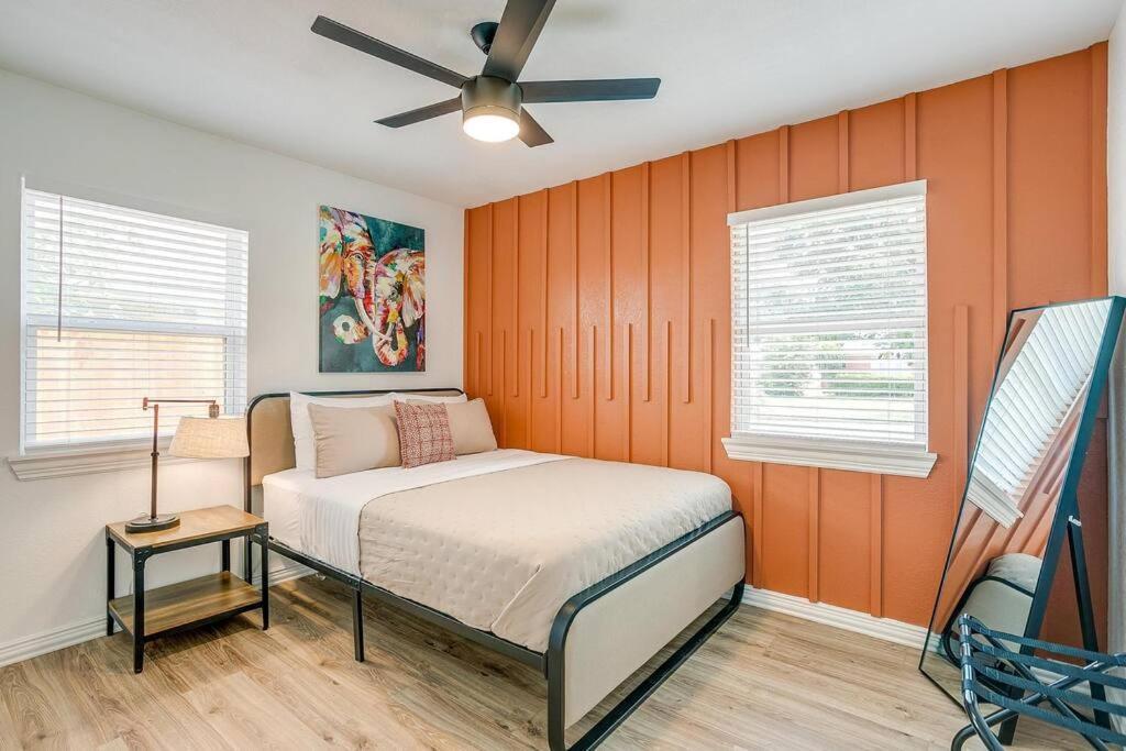 Mini Golf! Walk To At&t Stadium & Globe Life Holiday home Arlington