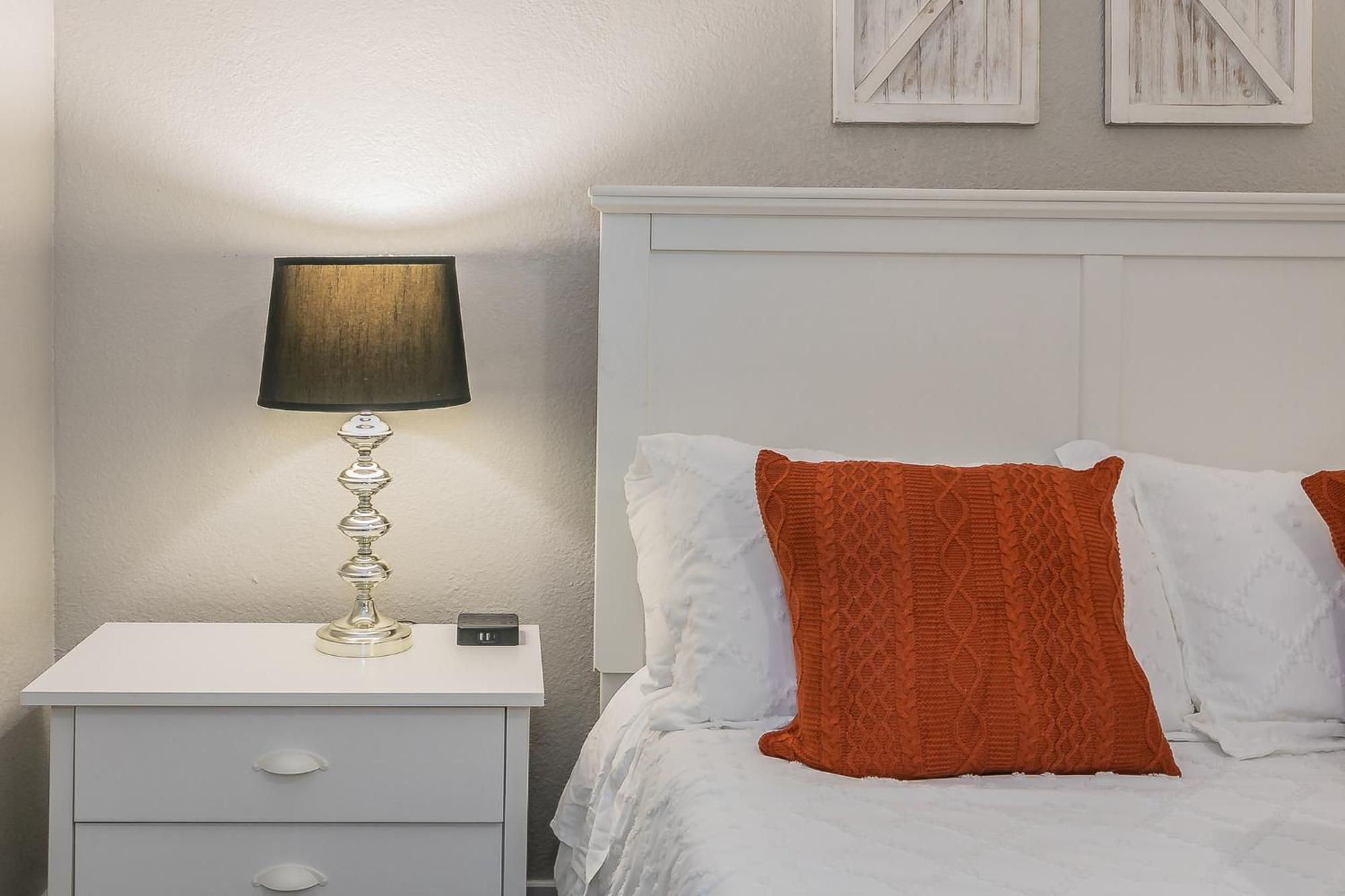 Cozy 2br - Sleeps 8 - Free Parking! Apartment Arlington