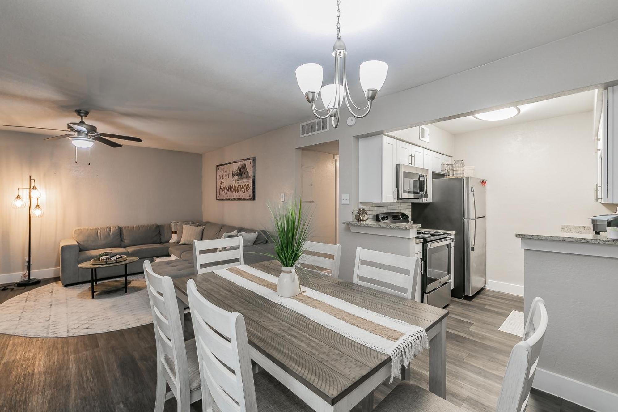 Cozy 2br - Sleeps 8 - Free Parking! Apartment