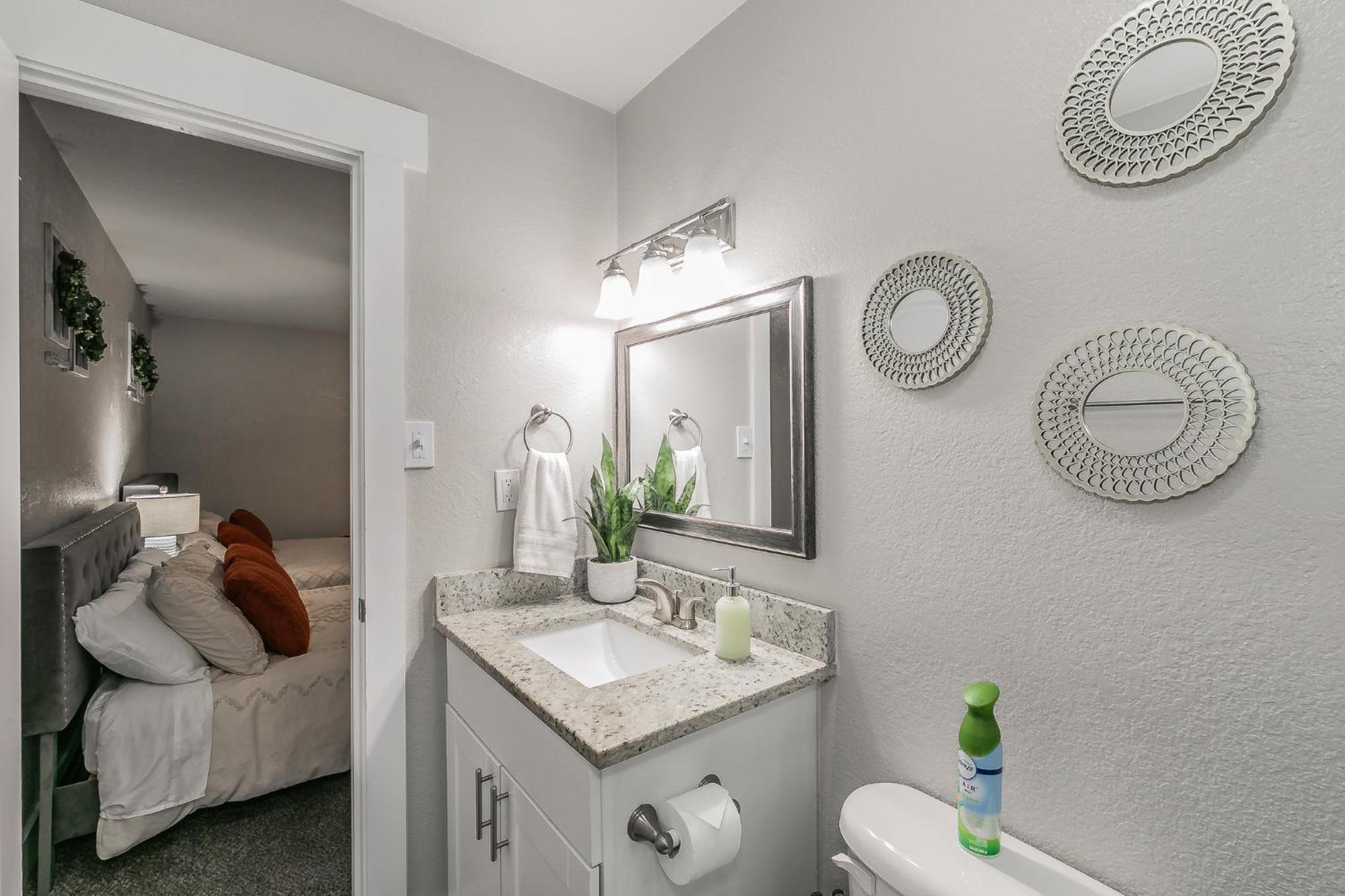 Cozy 2br - Sleeps 8 - Free Parking!