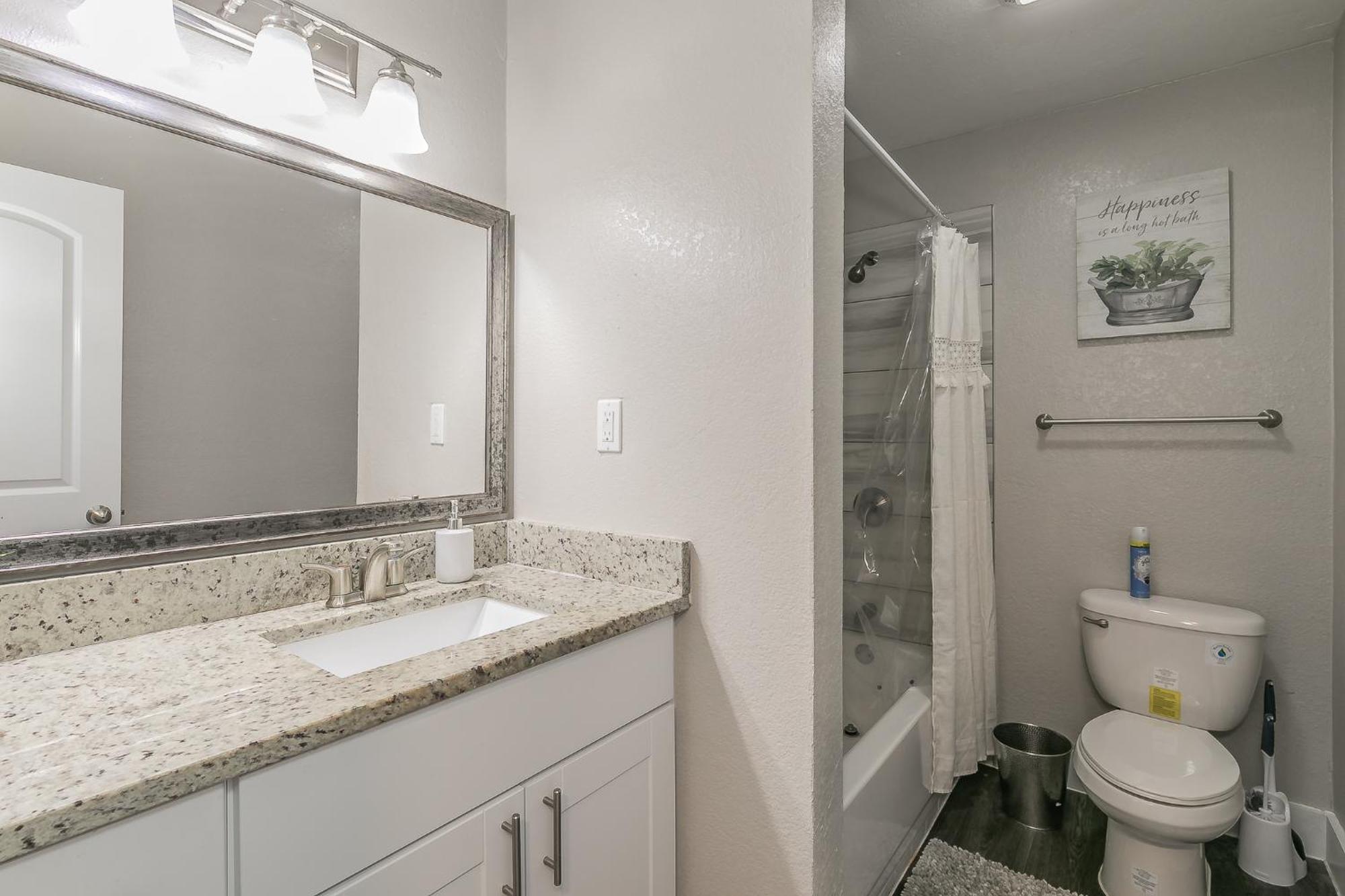 Cozy 2br - Sleeps 8 - Free Parking! Apartment
