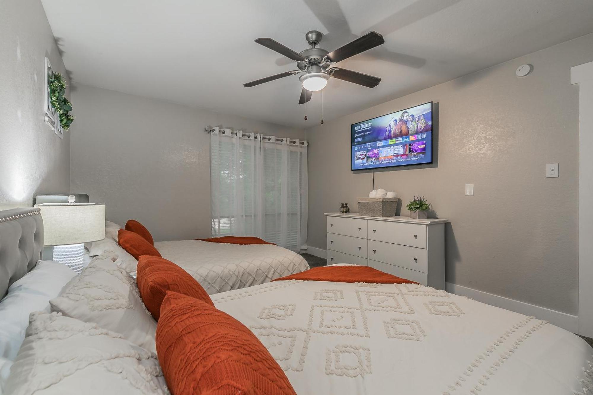 Cozy 2br - Sleeps 8 - Free Parking! Apartment *