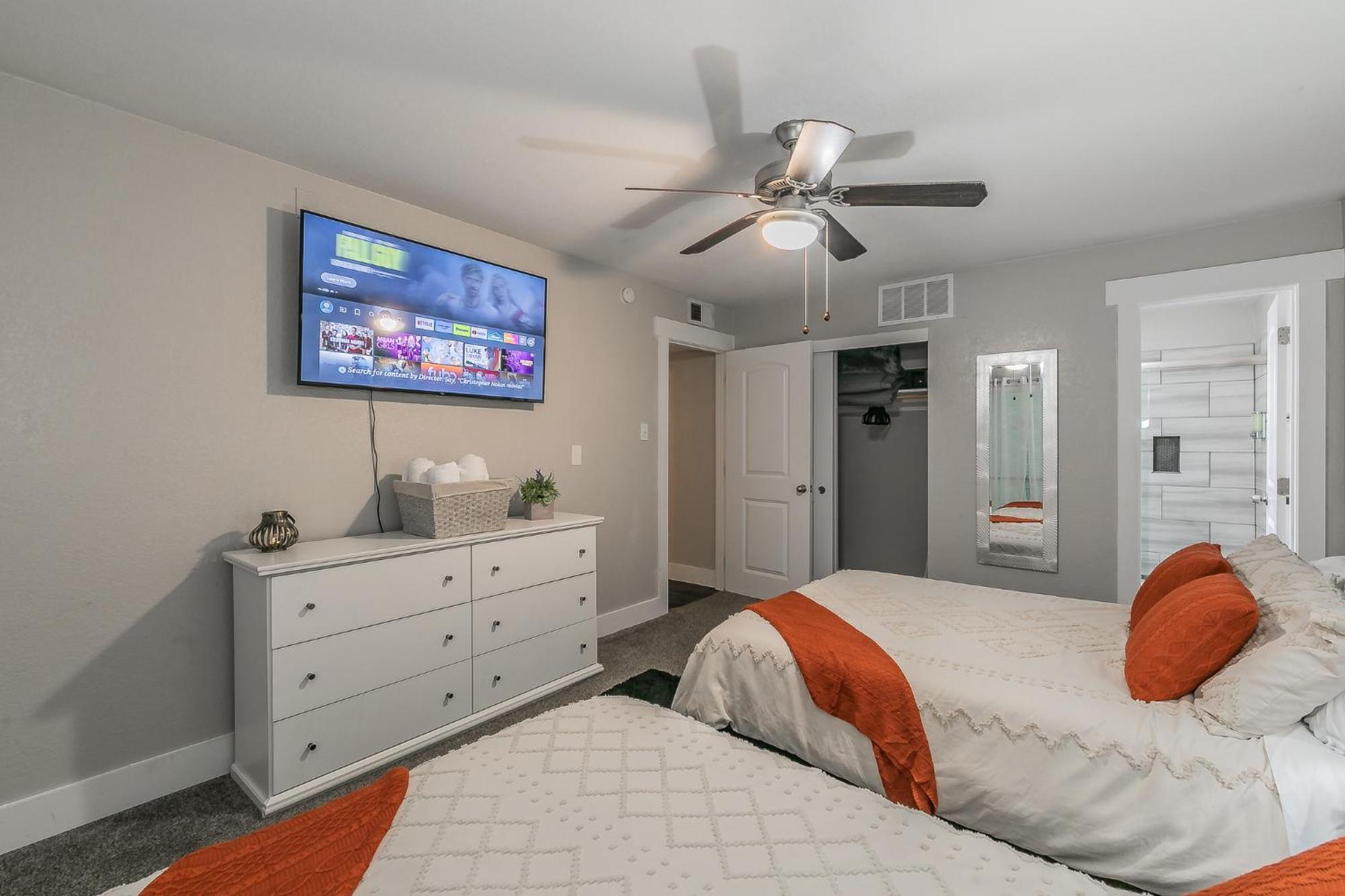 Cozy 2br - Sleeps 8 - Free Parking! * Arlington