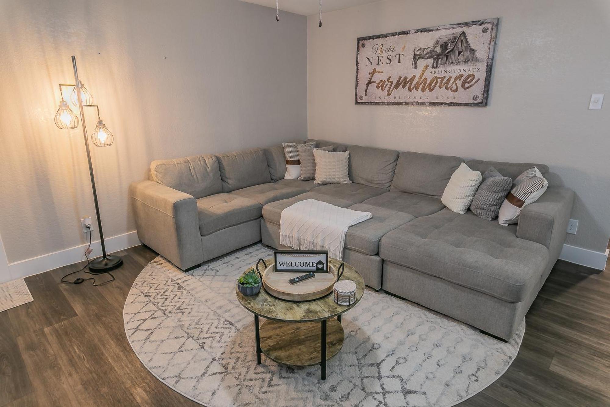 Cozy 2br - Sleeps 8 - Free Parking! Apartment