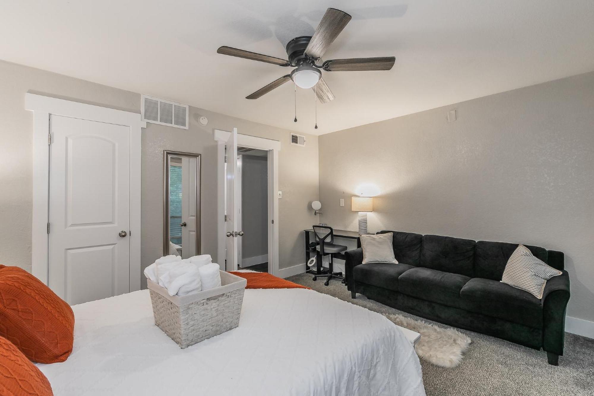 Cozy 2br - Sleeps 8 - Free Parking! Apartment *